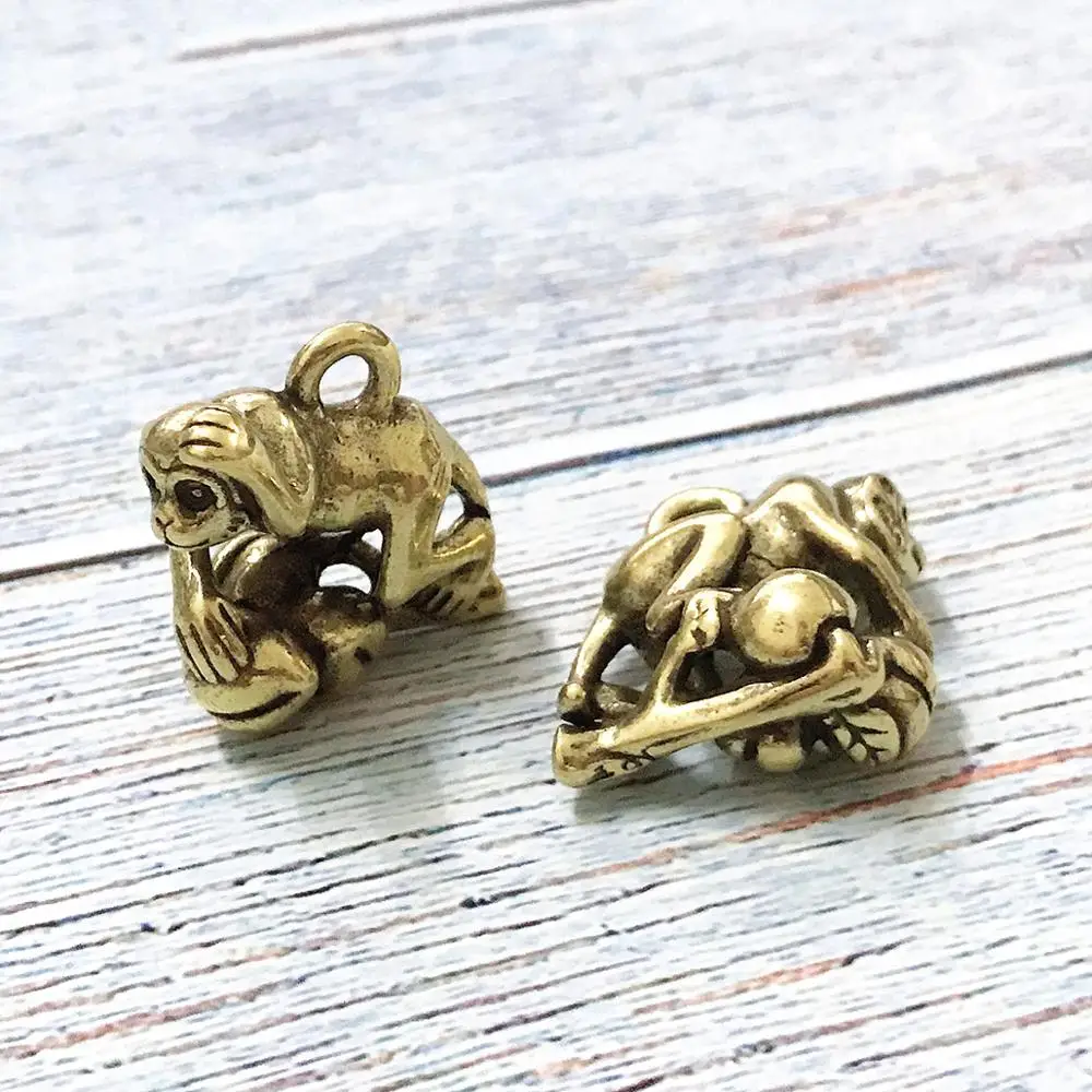 Mini Cute Brass Monkey Statue Keychain Handmade Copper Pendant Sculpture Crafts Decorative Desk Ornament Pocket Hand Toy Gift