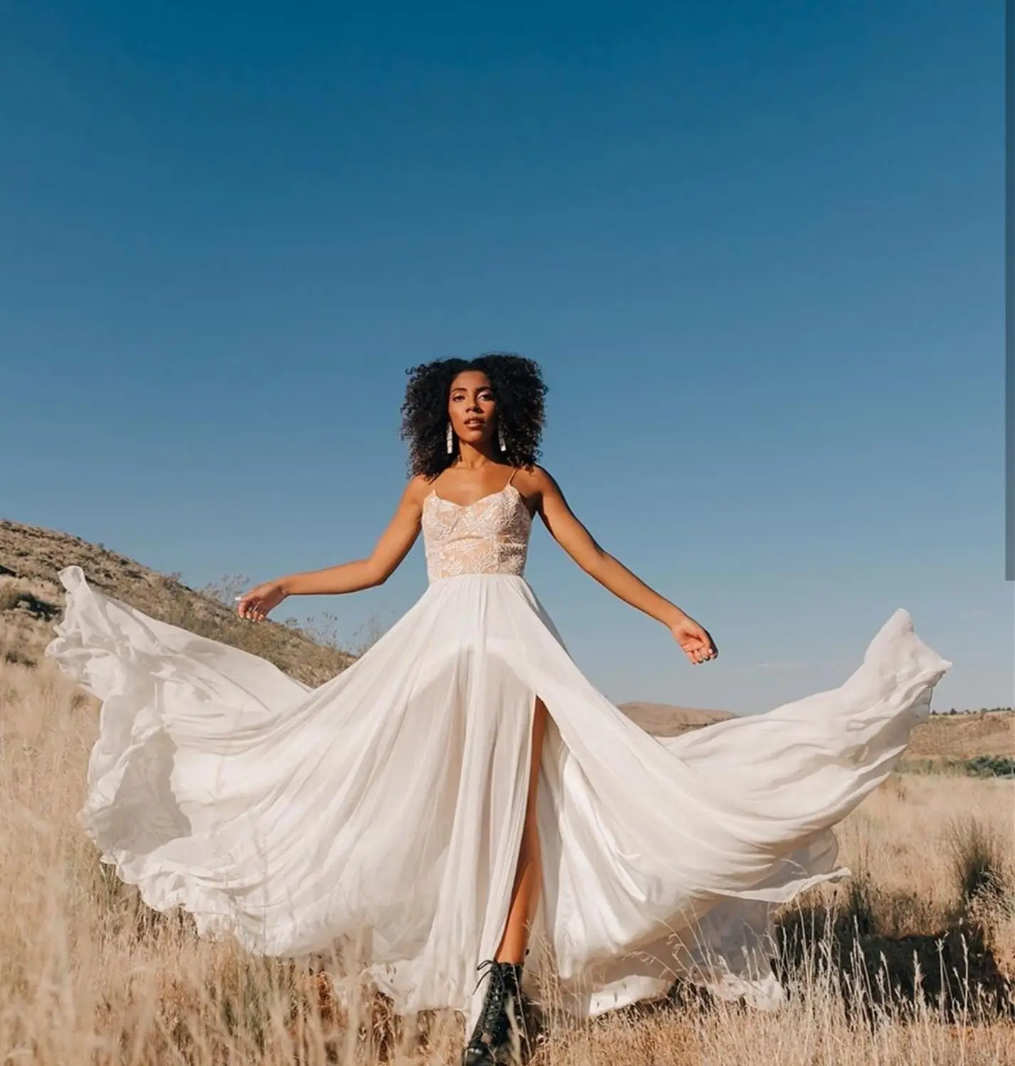 

Bohemian wedding dresses 2021 Side Slit Sweep Train Bridal Gowns sweetheart Spaghetti Strap Chiffon Sleeveless Rustic Women