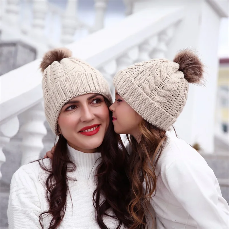 TRUENJOY зимняя вязаная шапочка, шапка для женщин, детская однотонная теплая шапка Skullies Beanies, шапочка для мамы и ребенка, шапочка с помпоном