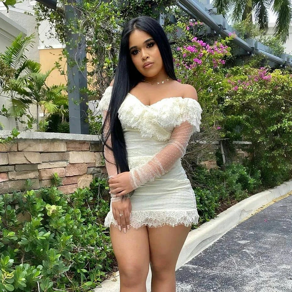 Женское платье с длинным рукавом и открытыми плечами Белое Кружевное облегающее