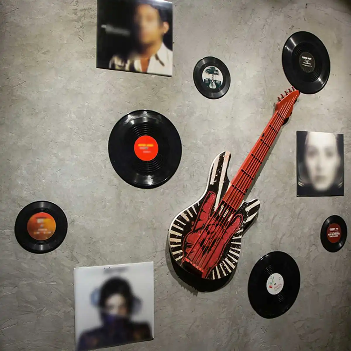 стены винила. украшение стен виниловыми пластинками. виниловые пластинки в декоре интерьера. украшение стен виниловыми пластинками. виниловые пластинки на стене.