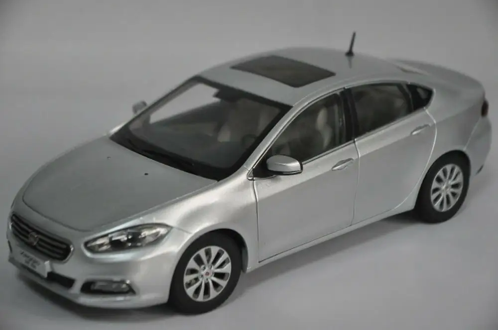 1:18 литья под давлением модель для Fiat Viaggio Серебряный Седан сплав игрушечный автомобиль миниатюрная коллекция подарки Лидер продаж Altis 1:18 литья под давлением модель для Fiat Viaggio Серебряный Седан сплав игрушечный автомобиль миниатюрная коллекция подарки Лидер продаж Altis