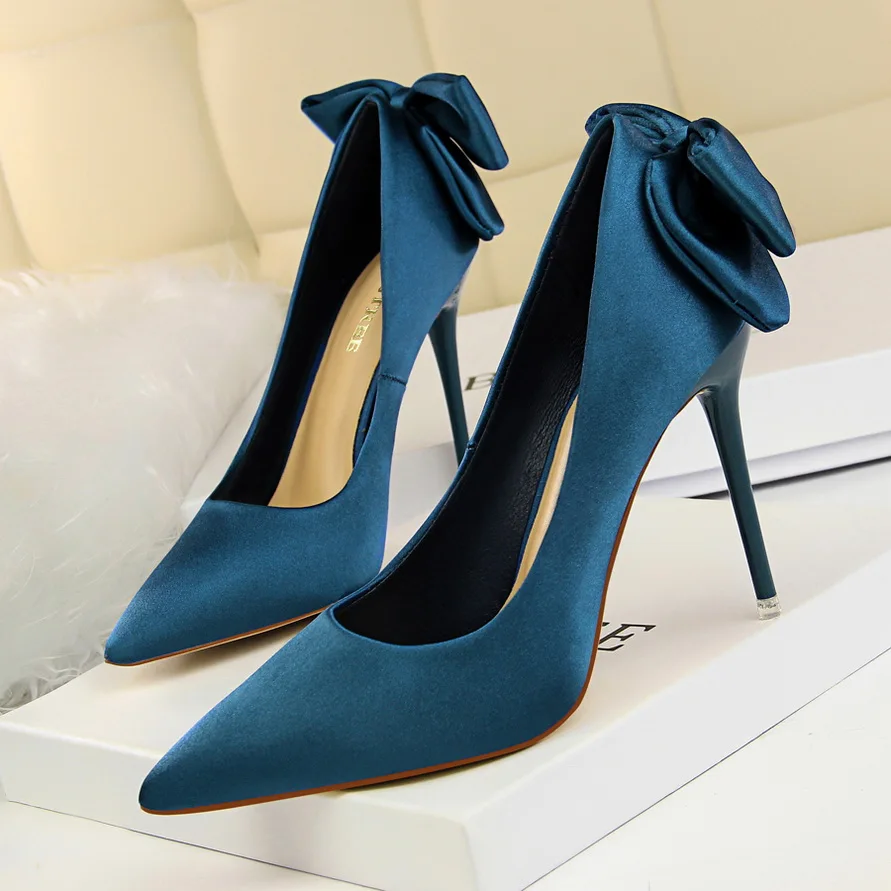 Осенняя обувь на каблуке; женская обувь на высоком каблуке; элегантная красивая атласная Женская обувь на высоком каблуке с острым носком и бантом; G1717-1