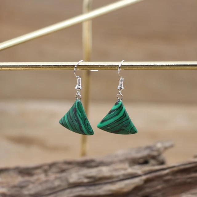 천연석의 빛나는 아름다움으로 귀를 장식하는 청금석 드롭 귀걸이