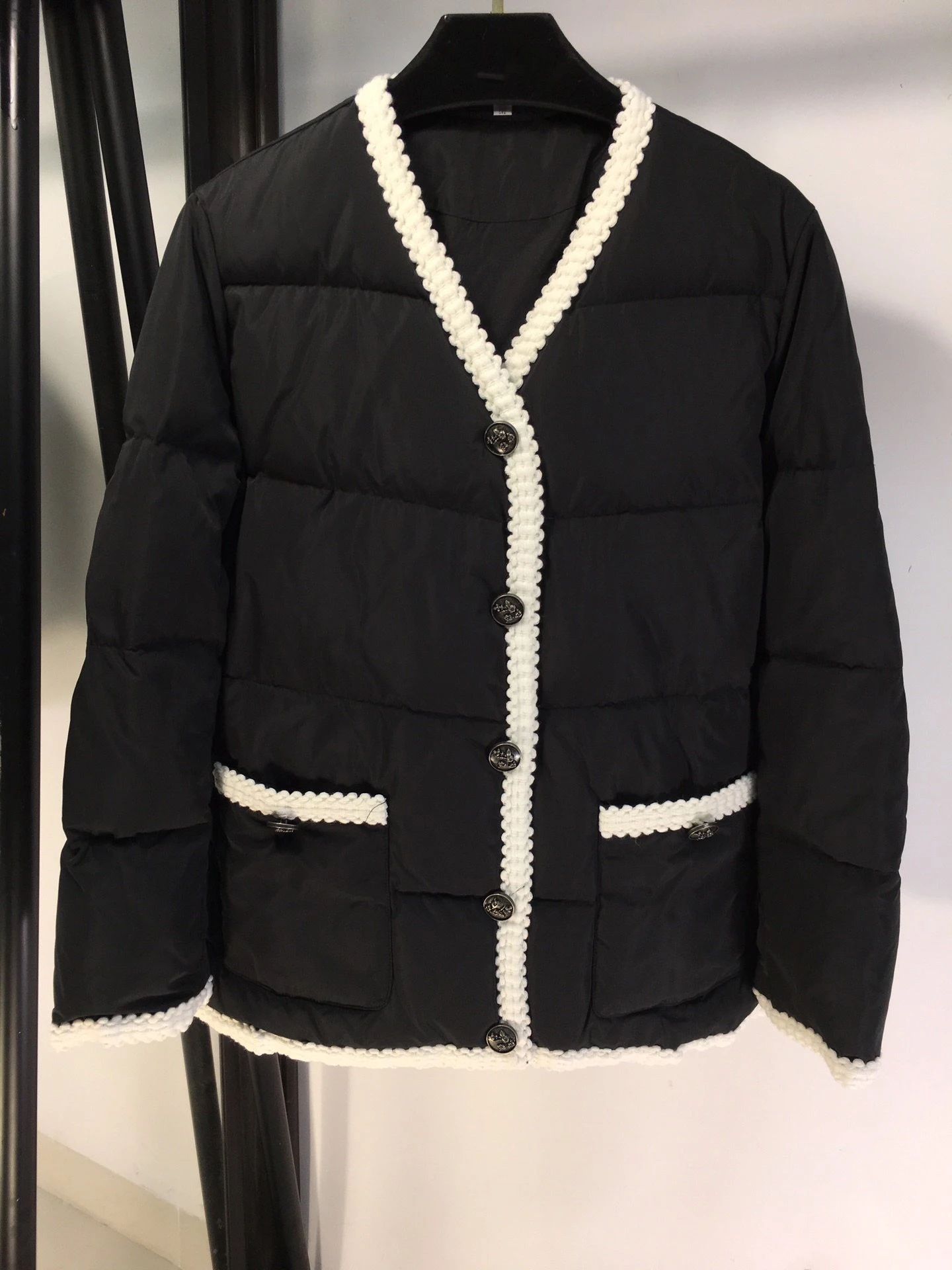 Ladies 2021 New High Quality Fashion Long Sleeve Contrasting Color V-Neck Short Down Jacket 1124