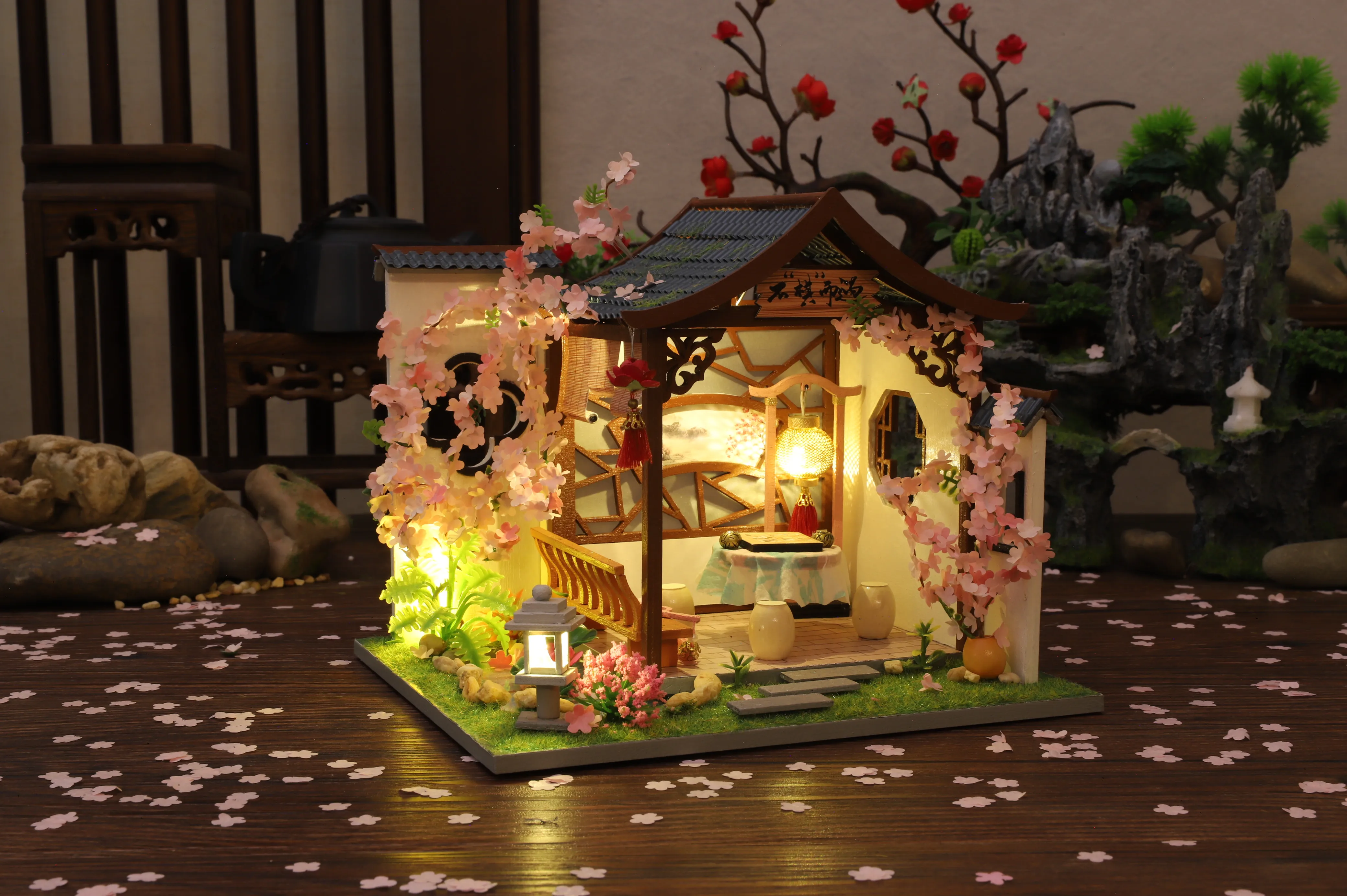 casa de boneca com flor de cerejeira,