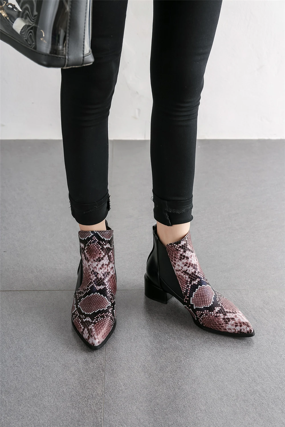 Модные женские ботинки «Челси» со змеиным принтом; женские Ботинки martin; зимние короткие ботильоны с острым носком на толстом каблуке; Botas mujer; размеры 34-44