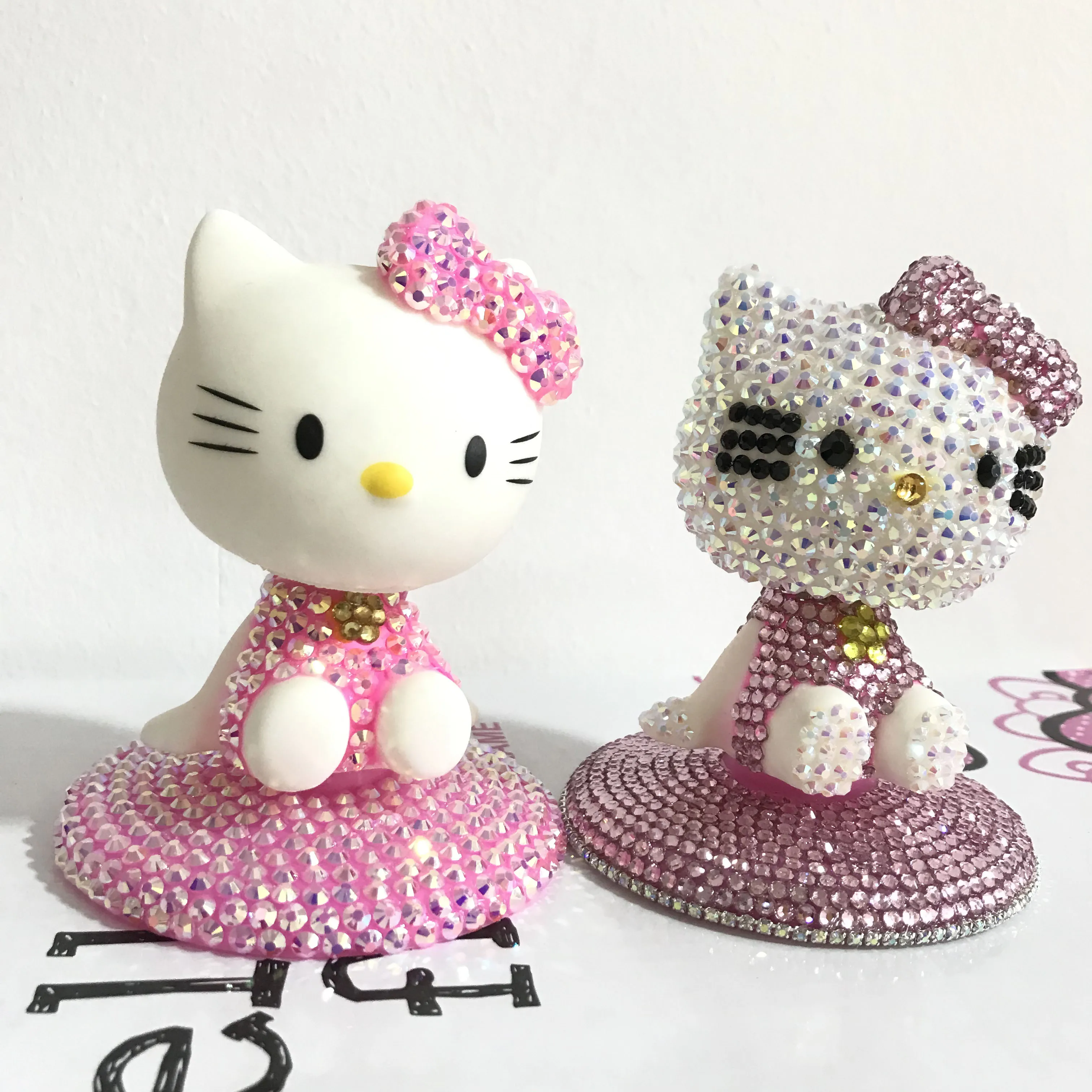 

Sparkling Shaking Head Helloo Kitty Doll Handmade Rhinestone Lucky Cat Figurine Home Decoration Accessories for Living Room Cute