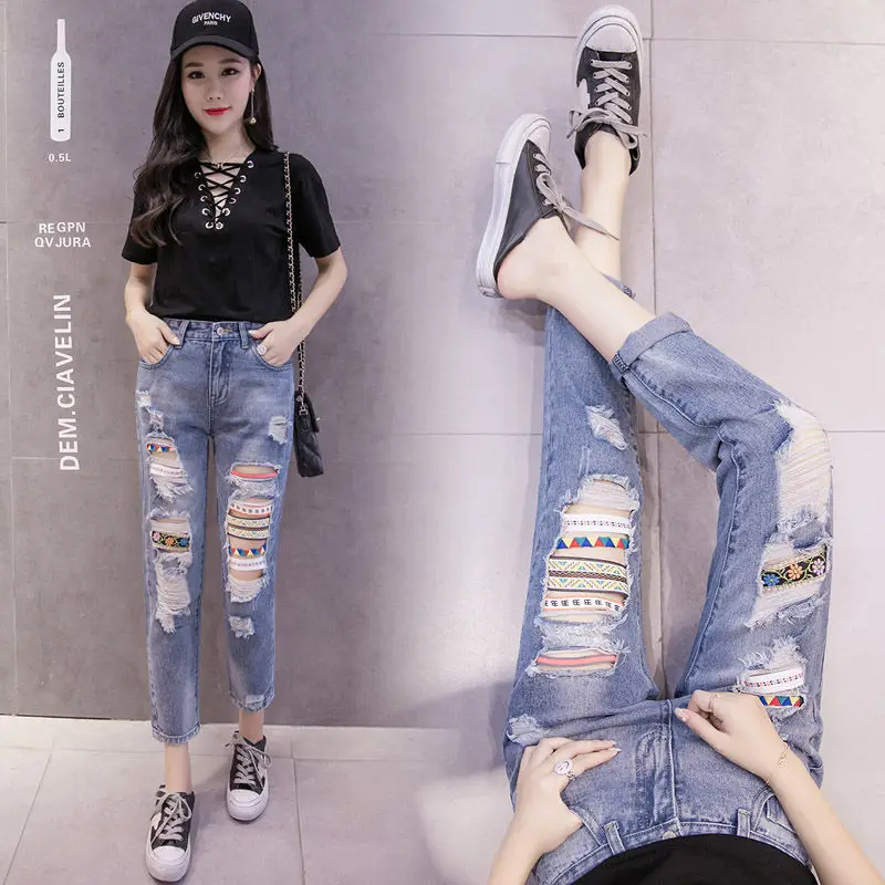 

The spring/summer 2020 new Korean version of baggy jeans with thin holes and bf beggars' little feet