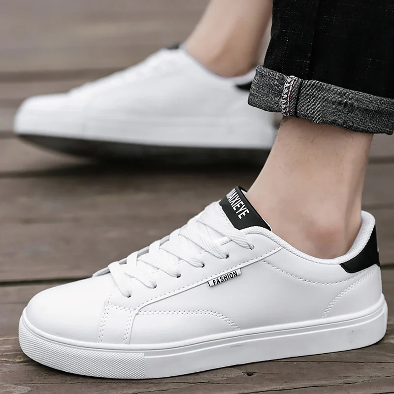Zapatillas de deporte planas para hombre, zapatos deportivos informales vulcanizados de estilo coreano para adolescentes y niños, color blanco, baratos, 2021