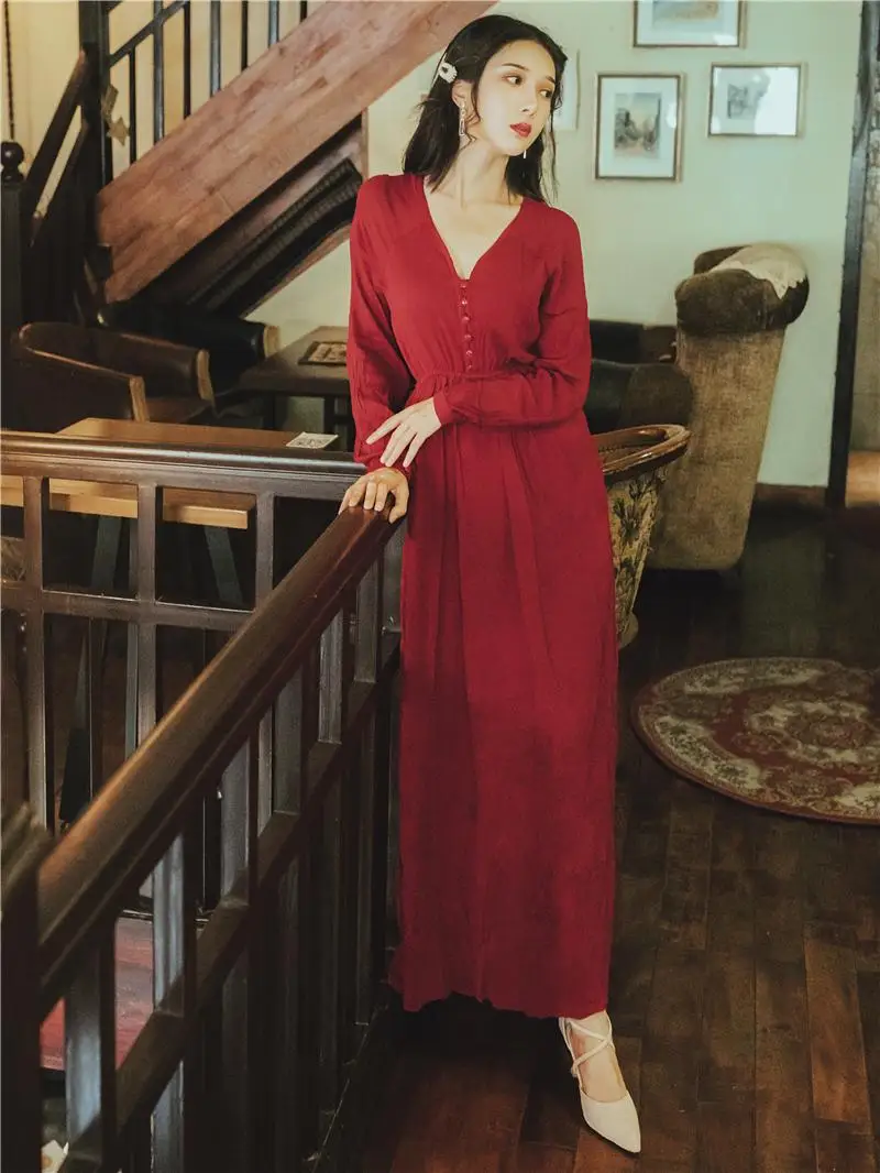 Early autumn new long-sleeved dress long lantern sleeve cotton and linen dress red beach dress scene shooting