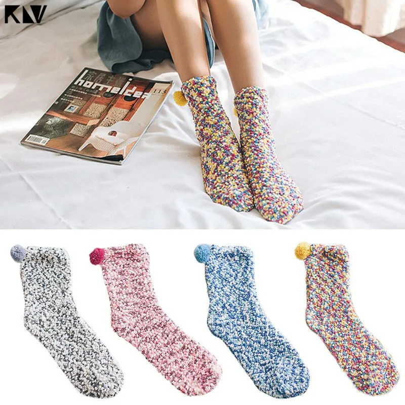 2 пар/компл. Для женщин для девочек и мальчиков Коралловая бархатная тапочка на резиновой подошве для маленьких детей; носки кекс упаковка с разноцветными помпонами пушистые плюшевые Колготки чулочно-носочные изделия