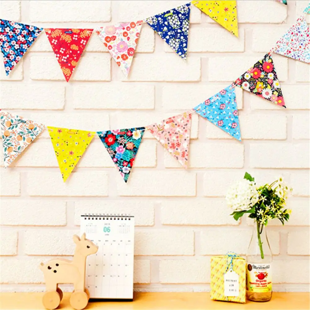 

12pcs Vintage Flower Print Flags 12*13cm Handmade Fabric Bunting Flags Birthday Wedding Festival Pennant String Banner Buntings