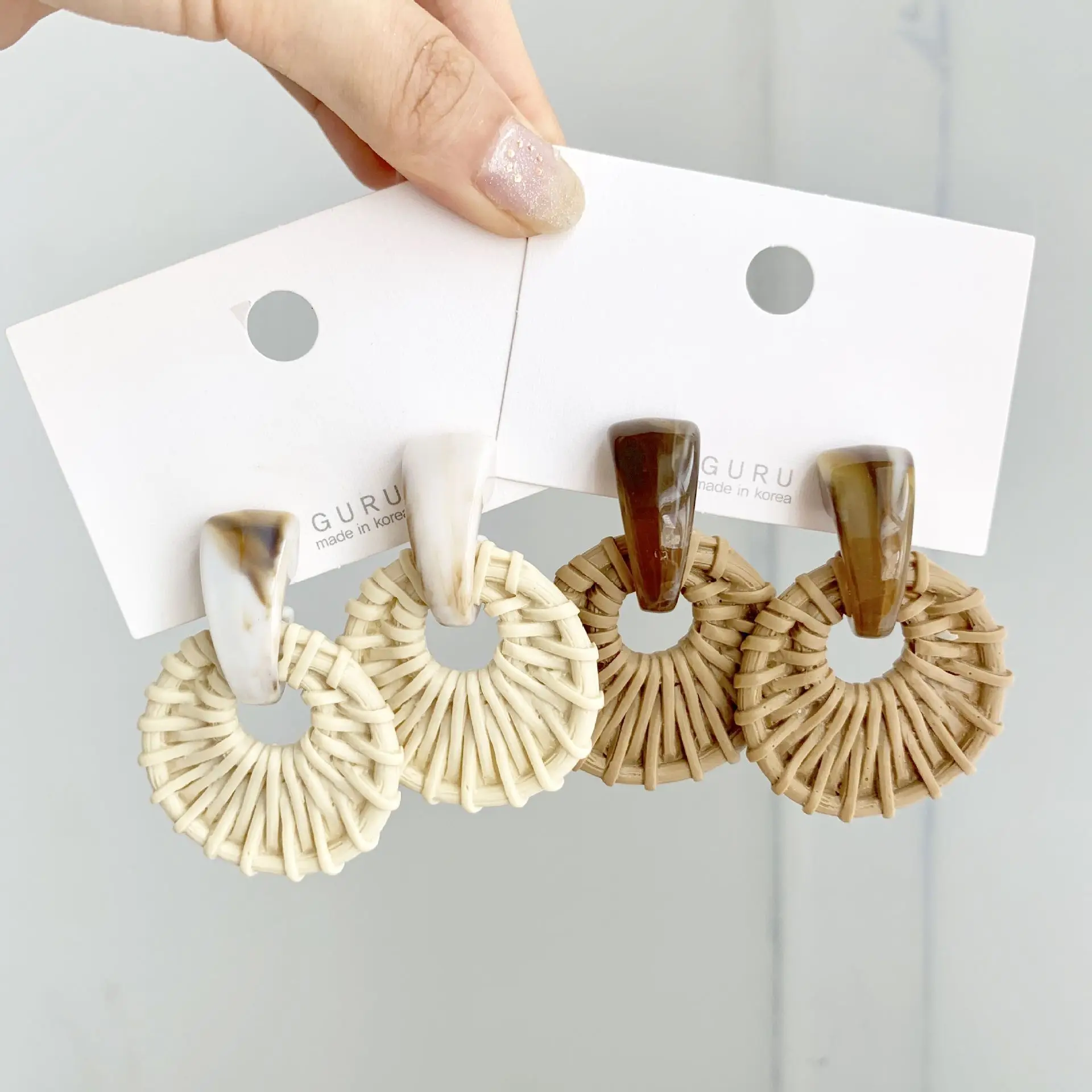 Корея Горячая дизайн имитация плетёная ротанговая круглая полые серьги акриловая смола сочетание серьги для женщин подарок