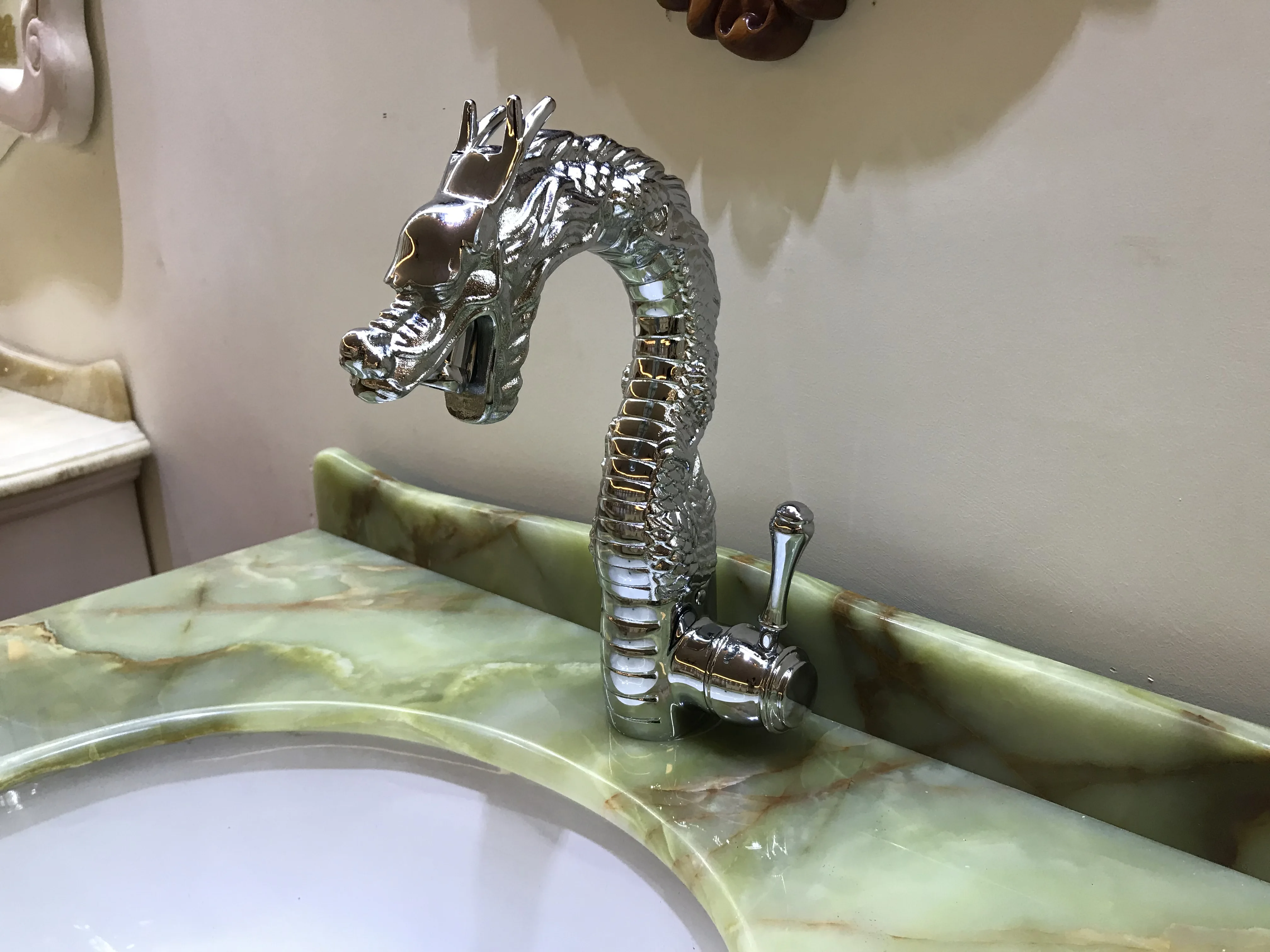 

Free shipping chrome clour single hole dragon sink faucet bathroom mixer tap new