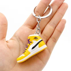 Llavero con diseño de dibujos animados en 3D para hombre y mujer, llavero pequeño de goma suave de PVC con diseño de zapatillas de baloncesto para parejas, bolsa con cadena colgante