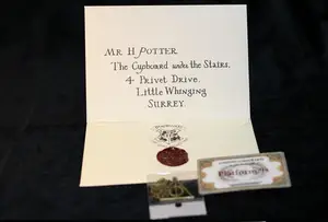 Image 3 - Hot 3 pçs/set Harri Potter Colar Carta de Admissão De Hogwarts Train Ticket do Filme Toy Figura Harri Potter Kid Cosplay Criança brinquedos
