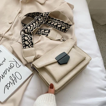 

Small bag female 2019 new fashion retro small square bag Korean version of the wild wide shoulder strap shoulder Messenger bag