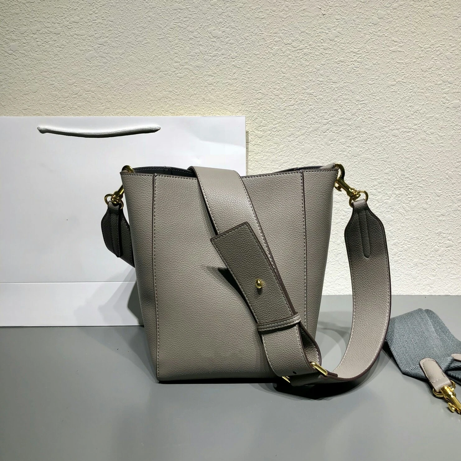 2020 new brand women's leather handbag messenger bag fashionable and durable