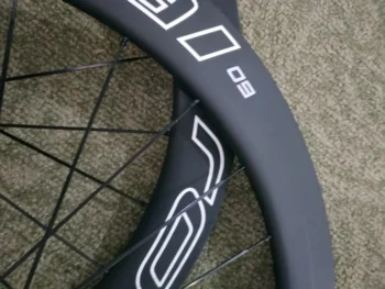 

700C carbon road wheels white logo good quality ud weave clincher carbon bicycle road wheelset warranty 1 years T800 carbon