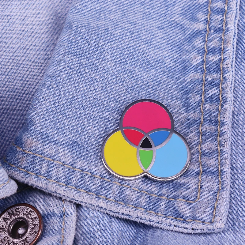 Эмалированная булавка CMYK графический дизайн цветная для лацкана с принтом колес