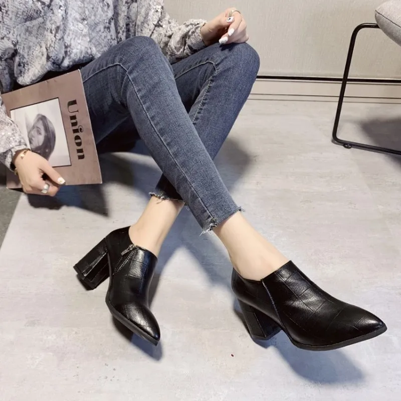 

2020 Leather Ankle Boots for Women Fashion Buckle Pointed Toe Zapatos De Mujer Waterproof Square Heels Shoes Woman Y21-73