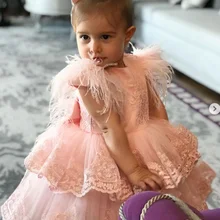 Розовые кружевные платья на крестины для маленьких девочек; розовые платья на день рождения для девочек; кружевные платья для девочек с перьями и рукавами-крылышками на заказ