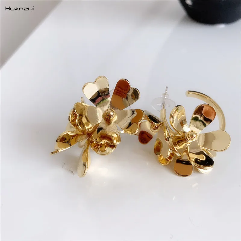 

HUANZHI 2019 Korea Metal Geometric Irregular Flowers Circle Retro Personality Stud Earrings for Women Girls Party Travel Jewelry