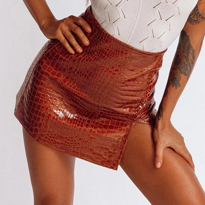 Женская мини юбка InstaHot пикантная черная офисная из искусственной кожи с разрезом