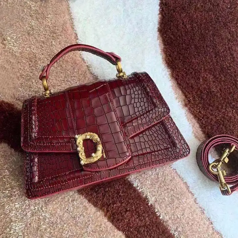 

2019 new European and American fashion pearl bag letter crocodile pattern bag in autumn and winter all-around one shoulder slant