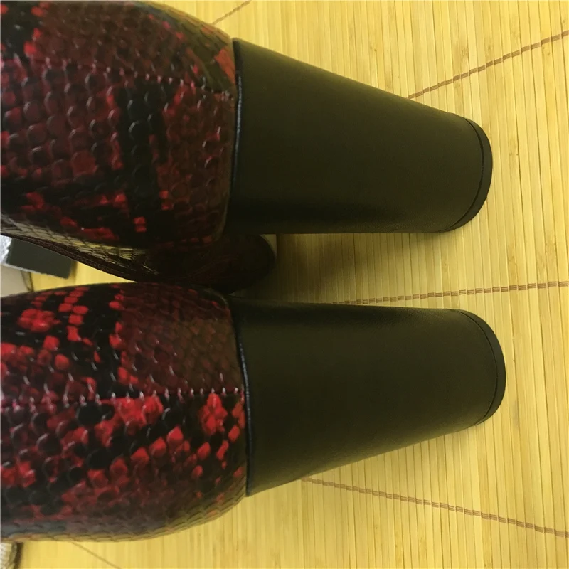 Женские ботинки больших размеров ботильоны на высоком каблуке 11 см, Бордовые ботильоны с принтом змеи на массивном каблуке красного цвета