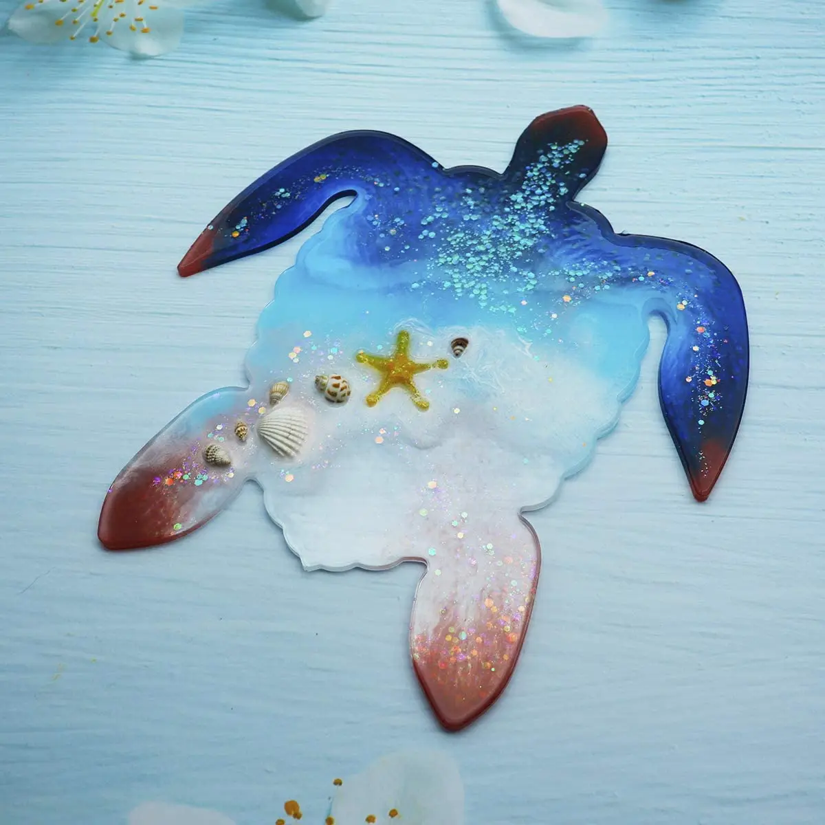 черепаха из эпоксидки. статуэтки в морском стиле. рыбки в эпоксидной смоле. риузуке фукаори. художник keng lye.