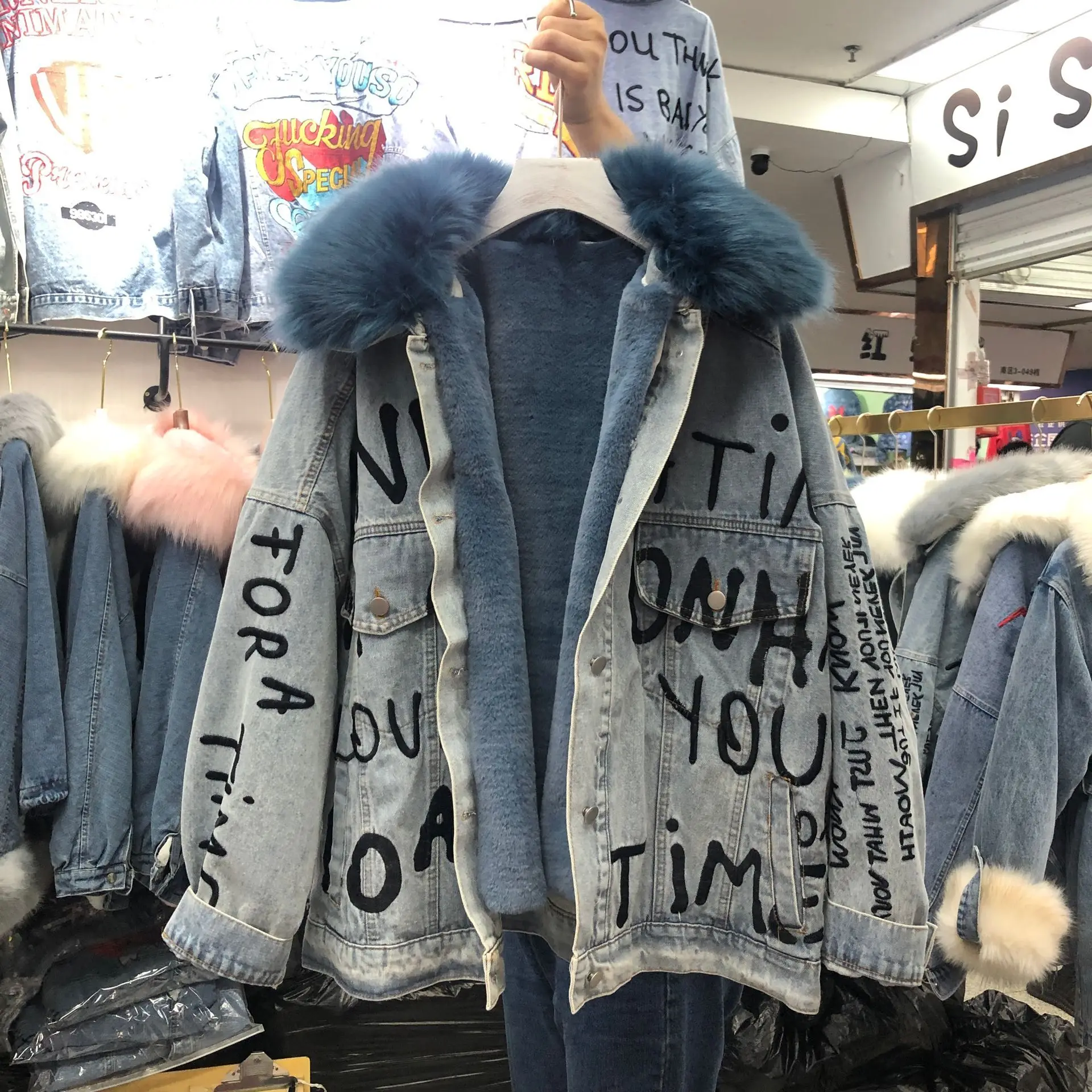 Джинсовая куртка с воротником из натурального меха зимняя женская со съемной