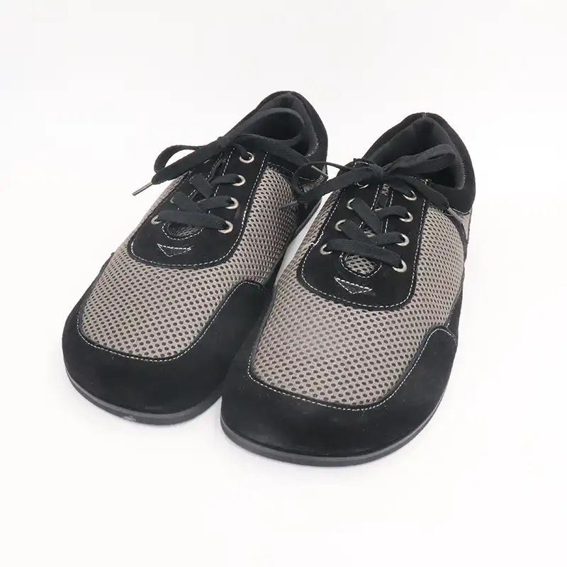 tenis com a frente larga