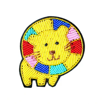 

Hand-embroidered Indian silk badge lion Carl cute cartoon high-grade brooch men and women wild brooch