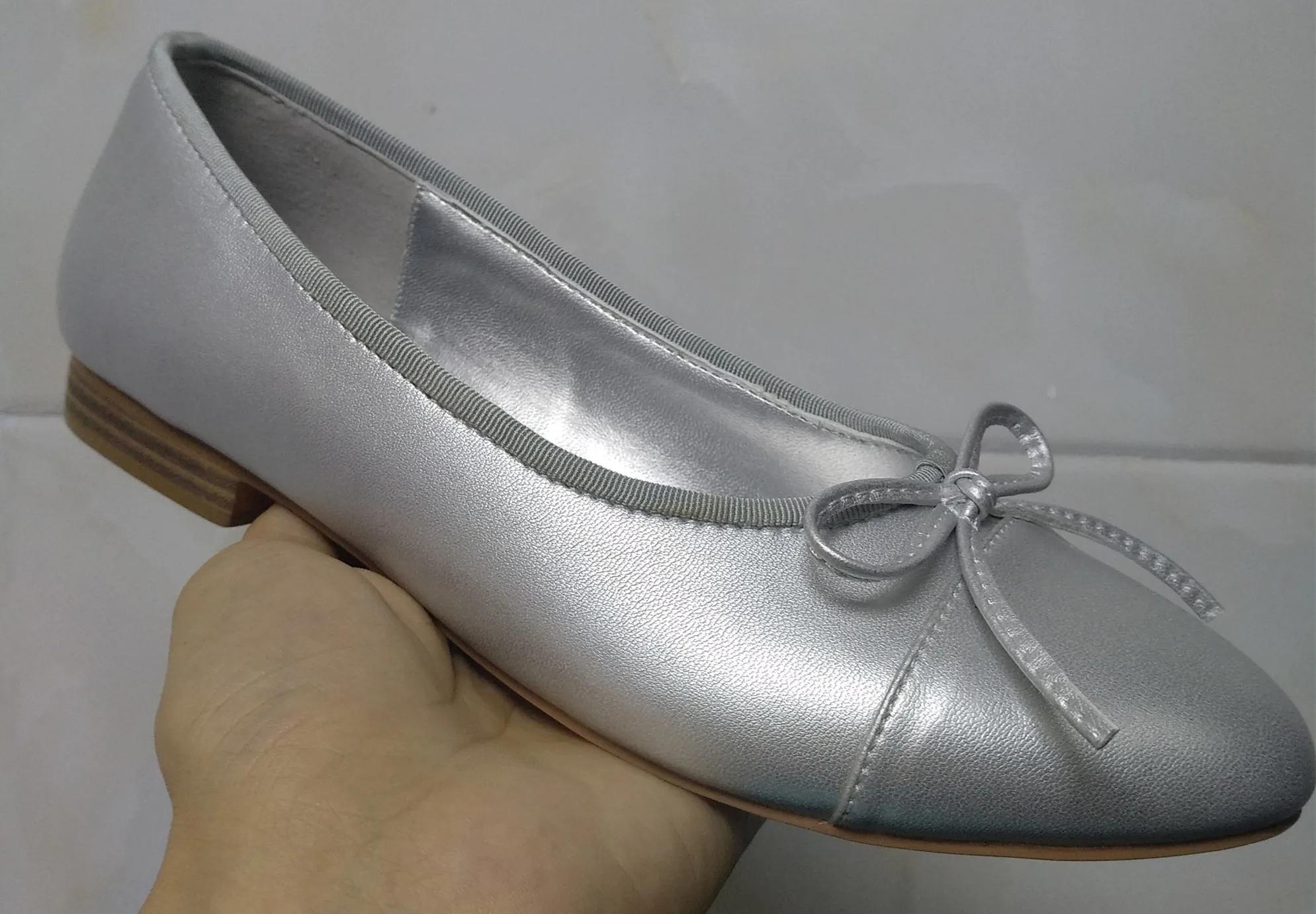 Silver33 Классические женские туфли с закрытым круглым носком; два цвета; туфли с бантом; балетки на плоской подошве - Цвет: Silver33