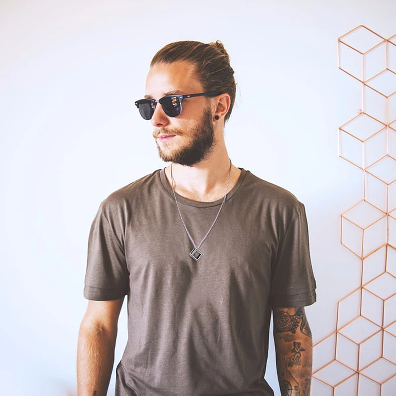 Vnox Retro Hollow Cube Pendant for Men Stainless Steel Square Vintage Necklace Punk Geometric Collier 24″ Chain