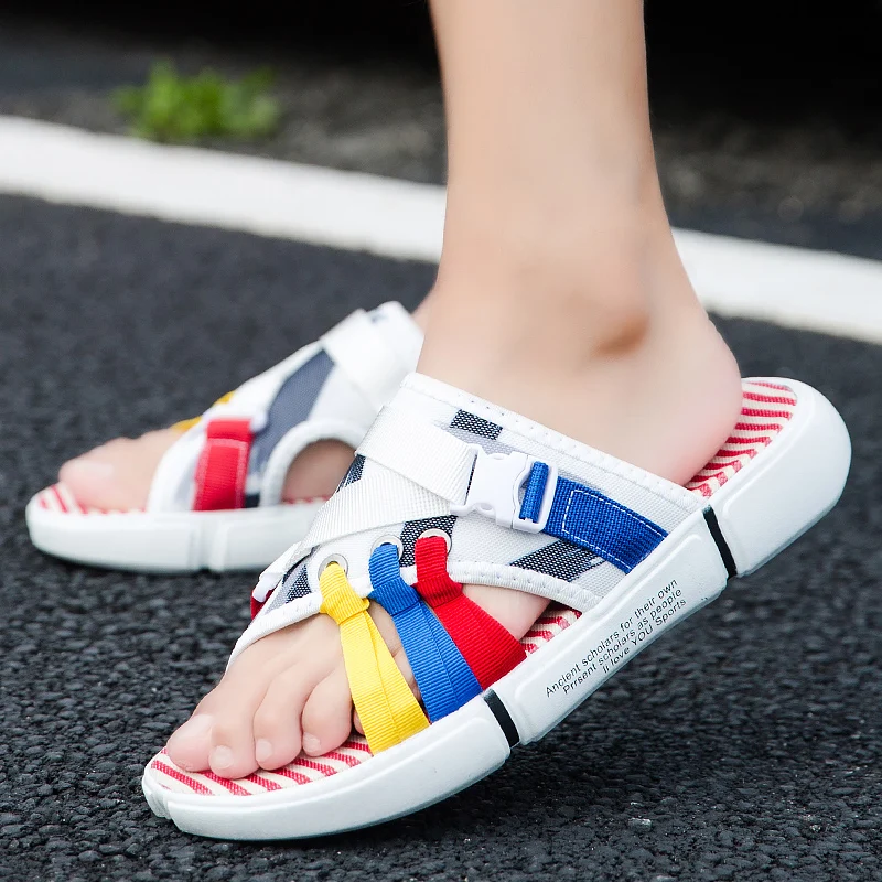 Новые летние мужские шлепанцы домашние Нескользящие тапочки в полоску для ванной мягкая подошва стойло домашняя обувь Высокое качество Для мужчин Ванная комната сандалии и тапочки