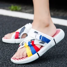 Новые летние мужские шлепанцы домашние Нескользящие тапочки в полоску для ванной мягкая подошва стойло домашняя обувь Высокое качество Для мужчин Ванная комната сандалии и тапочки