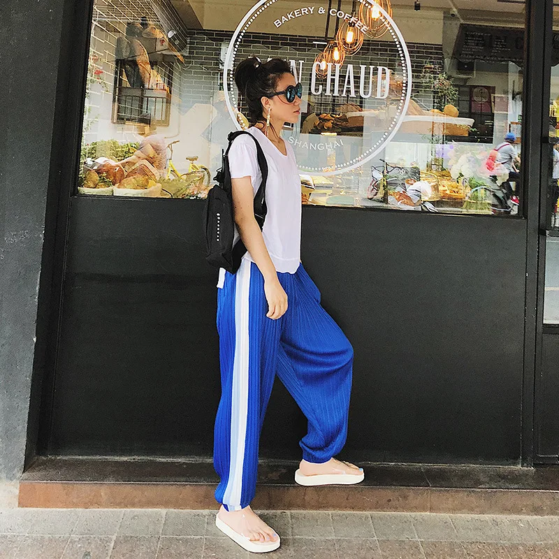 

2019 Spring Tempting Summer Day Fried Soft PVC Network Red Transparent Flat Sandals Women's