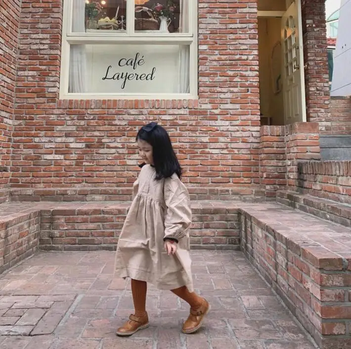 Baratos Primavera Verano 2020 niñas de algodón de lino Palacio viento Color arco de encaje de manga larga vestidos de princesa niño pequeño, chicos, niños vestido