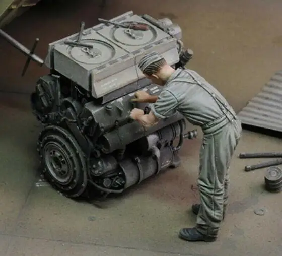 1/35 Набор для моделирования из смолы Ремонтный двигатель солдатиков (без