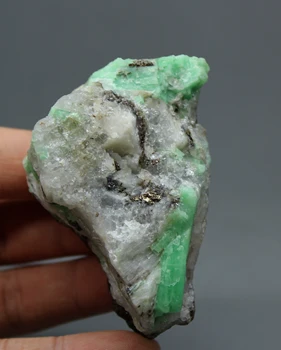 

93g Natural gem-grade green emerald mineral crystal specimens stones and crystals quartz crystals from china
