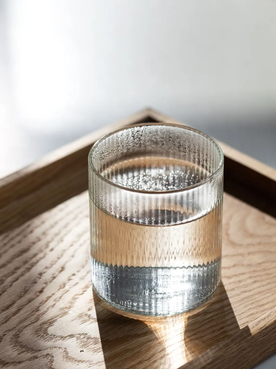 כוס זכוכית שקופה בעיצוב מפוספס 3