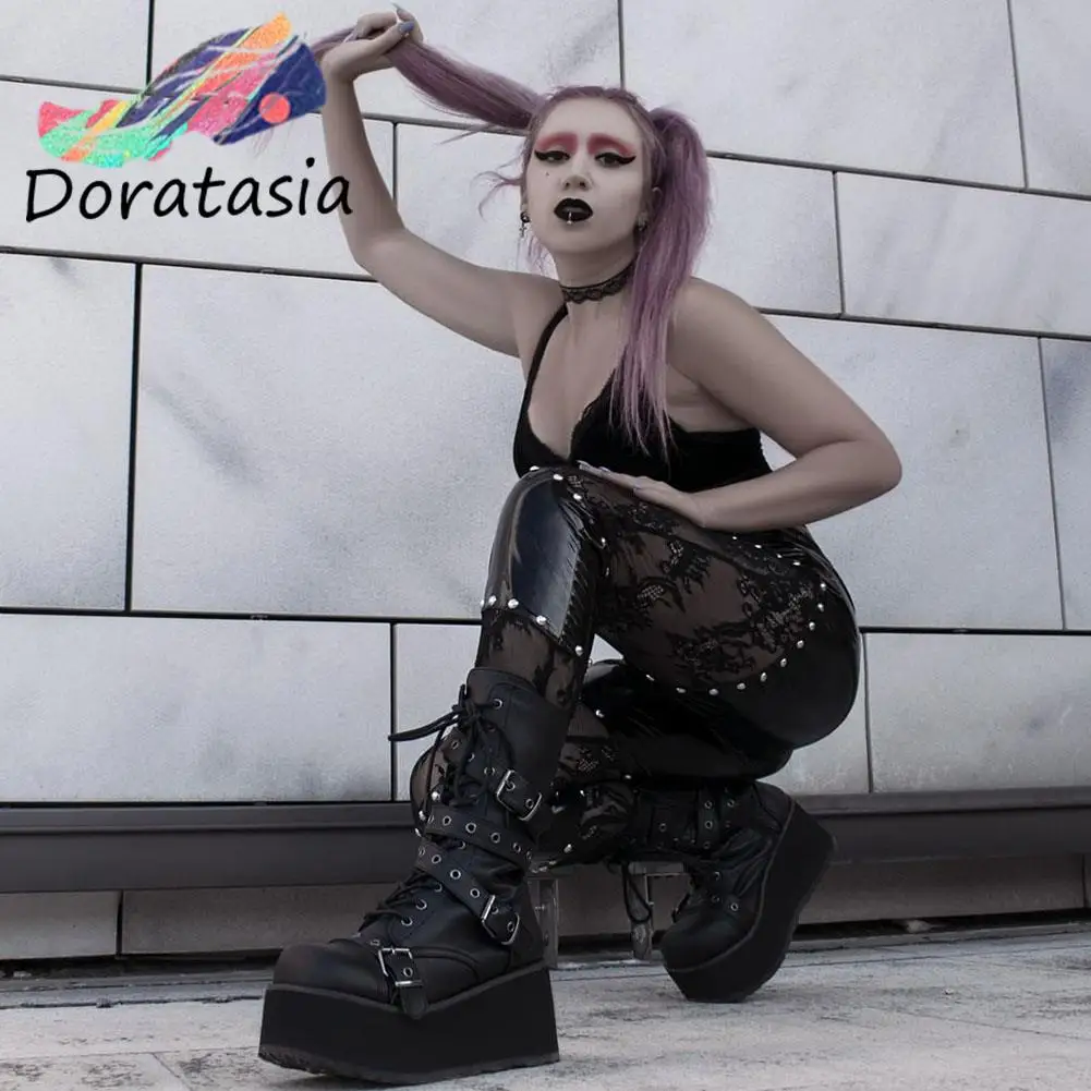 Женские ботинки на шнуровке DORATASIA черные танкетке с круглым носком и пряжкой