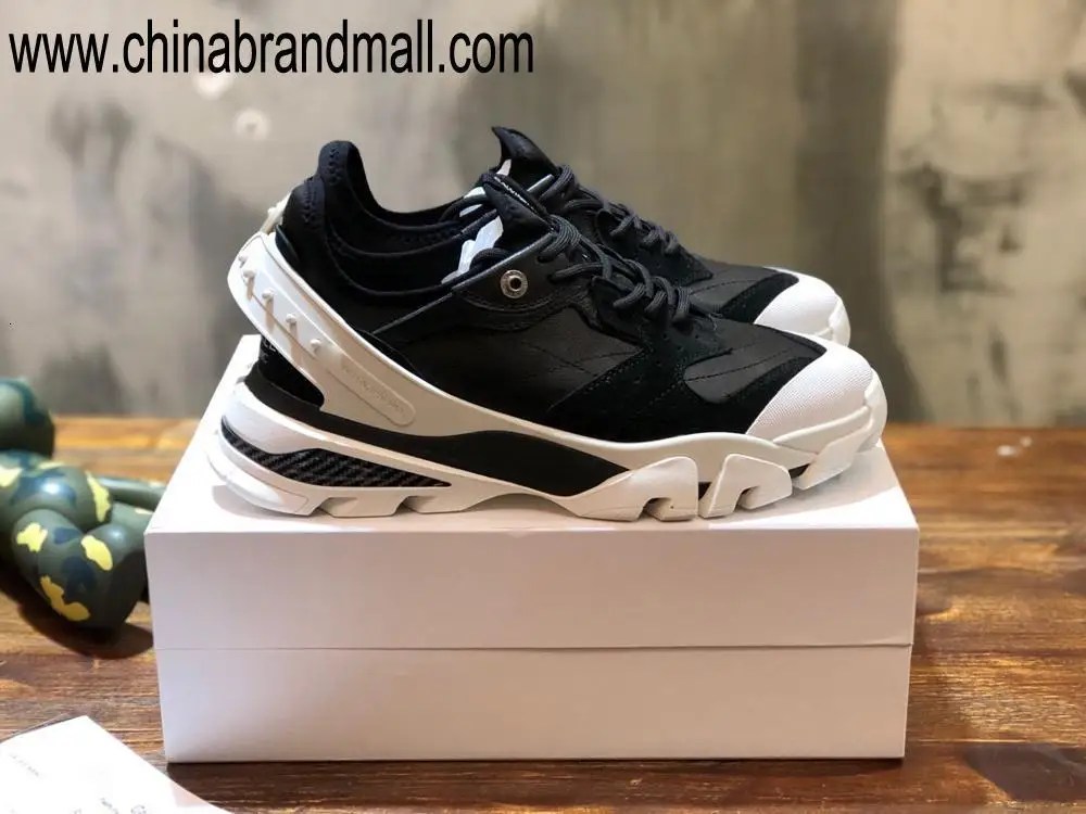 

Since the beginning of this year, the Ck sneakers, which have been in high voice, have not lost the momentum behind the Paris da