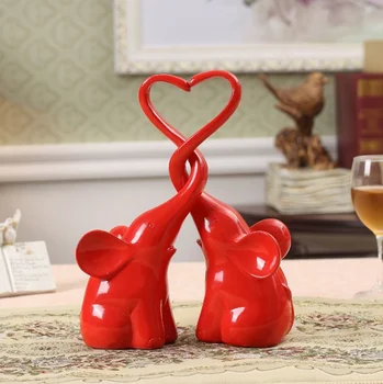 

Lovers Statue Craftworks Souvenir and Home Decoration Sculpture Heart-shaped Polyresin Elephant Embellishment for Wedding Couple