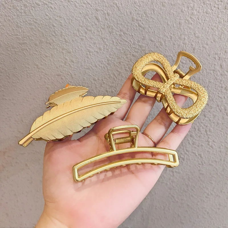 Ruoshui Woman Metal Hair Claws Hair Accessories Chic Barrettes Hairclips Hairpins Ladies Hairgrip Headwear Girls Ornaments Crab