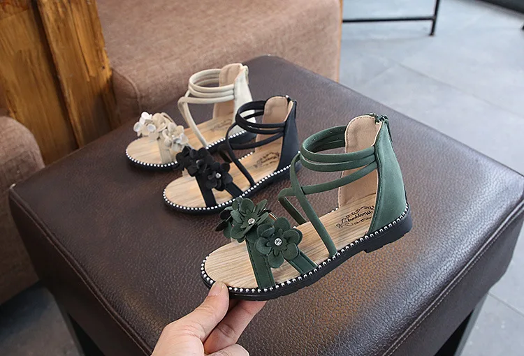 Сандалии для девочек; Новинка года; Корейская летняя модная обувь принцессы для маленьких девочек; детские сандалии; Женская обувь в римском стиле с мягкой подошвой