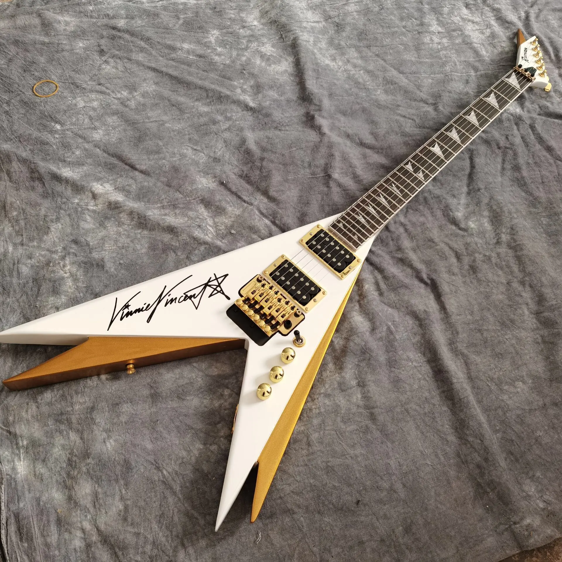 

V shape electric guitar.White color gitaar.Rosewood fingerboard.high quality 6 stings guitarra.real photo